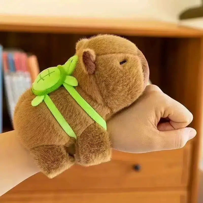 Capibara de Peluche con Mochila de Tortuga