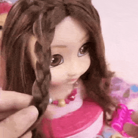 Dolly Blink - Muñeca a tamaño real para maquillar y peinar con tocador, pelo realista y 21 accesorios