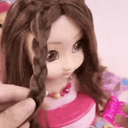 Dolly Blink - Muñeca a tamaño real para maquillar y peinar con tocador, pelo realista y 21 accesorios